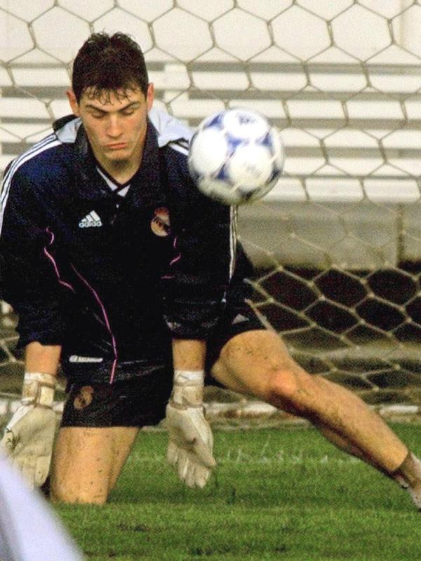 Kiper Real Madrid, Casillas berusaha menangkap bola selama sesi pelatihan sebelum menghadapi Corinthians di Kejuaraan Klub Dunia di Sao Paulo, Brasil pada 6 Januari 2000. (AFP/Omar Torres)