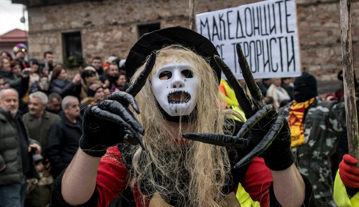 Peserta mengenakan kostum saat mengikuti karnaval di desa Vevcani, Macedonia (13/1). Karnaval Vevcani menandai dimulainya Tahun Baru sesuai dengan kalender Julian yang dianut oleh Gereja Orthodok Macedonia. (AFP Photo/Robert Atanasovski)
