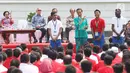 Presiden Jokowi berdialog bersama sejumlah mahasiswa saat Peluncuran Program Penguatan Pendidikan Pancasila di Istana Bogor, Jawa Barat, Sabtu (12/8). Program ini bertujuan untuk menumbuhkan nilai Pancasila ke generasi penerus. (Liputan6.com/Angga Yuniar)