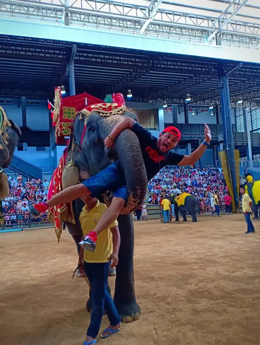 Melalui akun Instagramnya, Jeremy Teti terlihat sering berpergian ke luar kota bahkan ke luar negeri. Jeremy Teti pernah terlihat berkunjung ke Thailand dan mencoba untuk bermain dengan gajah. (Liputan6.com/IG/@tetijeremy)