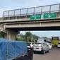 Sejumlah pengendara arah Jakarta sedang menunggu di gerbang  pintu tol Sadang, Jawa Barat, Sabtu (30/4/2022).  Sejumlah pengendara terpaksa harus menggugurkan berjam-jam akibat pemberlakuan one way di ruas jalan tol Jakarta-Cikampek.  (Liputan6.com/Angga Yuniar)