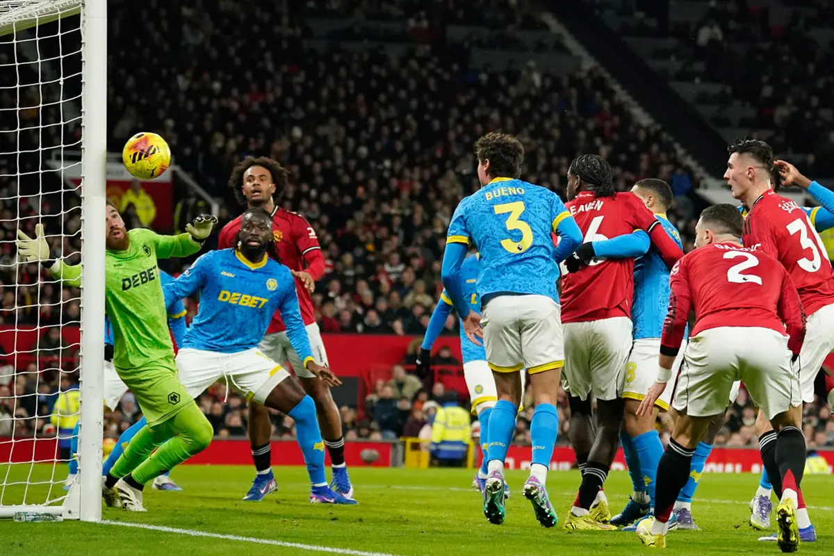 Pemain Manchester United, Benjamin Sesko (kanan), menyundul bola pada laga Premier League/Liga Inggris antara Man Utd vs Wolves
