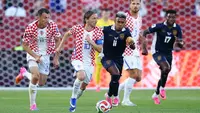 Gelandang Kroasia bernomor punggung 10, Luka Modric, dan gelandang Panama bernomor punggung 11, Edgar Yoel Barcenas, berebut bola di samping penyerang Kroasia bernomor punggung 11, Ante Budimir, selama pertandingan Grup L Piala Dunia 2026 antara Panama dan Kroasia di Stadion Toronto, Toronto, pada 24 Juni 2026. (Cole Burston/AFP)