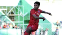 Pemain termuda Arema FC pada musim 2020, Titan Fawazzi, menyambut baik rencana penggunaan regulasi pemain U-20 dalam lanjutan Liga 1 2020. (Bola.com/Iwan Setiawan)