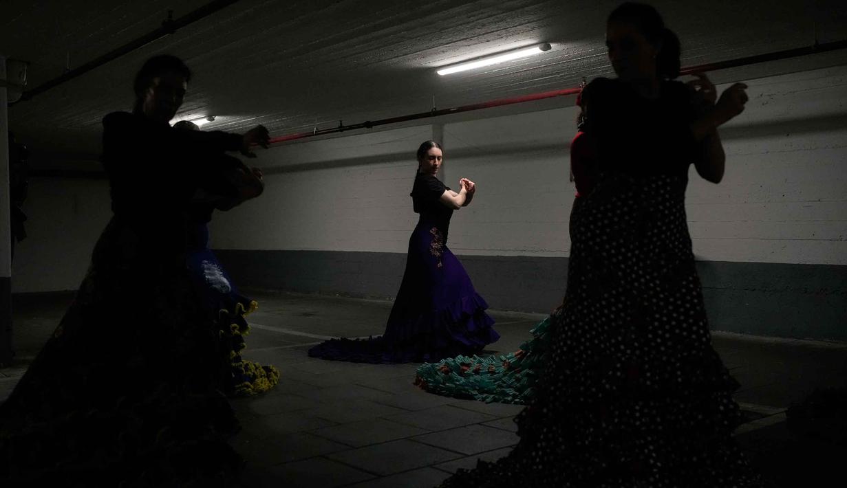 Sekelompok siswa flamenco menari di garasi parkir bawah tanah setelah kelas studio mereka terganggu oleh sirene serangan udara yang memperingatkan datangnya rudal dari Iran, di Tel Aviv, Israel, Senin 30 Maret 2026. (AP Photo/Ohad Zwigenberg)