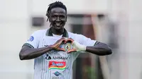 Selebrasi Pemain PSS Sleman, Ajak Chol Riak setelah mencetak gol ketiga timnya ke gawang Bhayangkara FC pada laga pekan ke-25 BRI Liga 1 2023/2024 di Stadion PTIK, Jakarta Selatan, Kamis (22/2/2024). (Bola.com/Bagaskara Lazuardi)