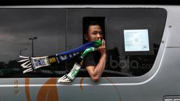 Bobotoh tersenyum menuju stadion saat menggunakan bus di Bandung, Minggu (7/5/2017).  Bobotoh dengan berbagai jenis kendaraan menuju Stadion GBLA untuk mendukung Persib Bandung melawan Persipura. (Bola.com/Nicklas Hanoatubun)