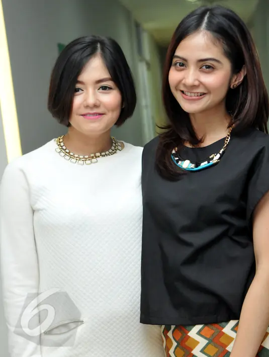 Tika dan Tiwi, mantan personil duo T2 seusai jumpa pers konser Tika Ramlan & Tiwi Sakuramoto Reunion di kawasan Mampang, Jakarta, Senin (8/6/2015). Keduanya akan kembali bersatu lewat sebuah konser reuni pada 14 Juni mendatang (Liputan6.com/Panji Diksana)