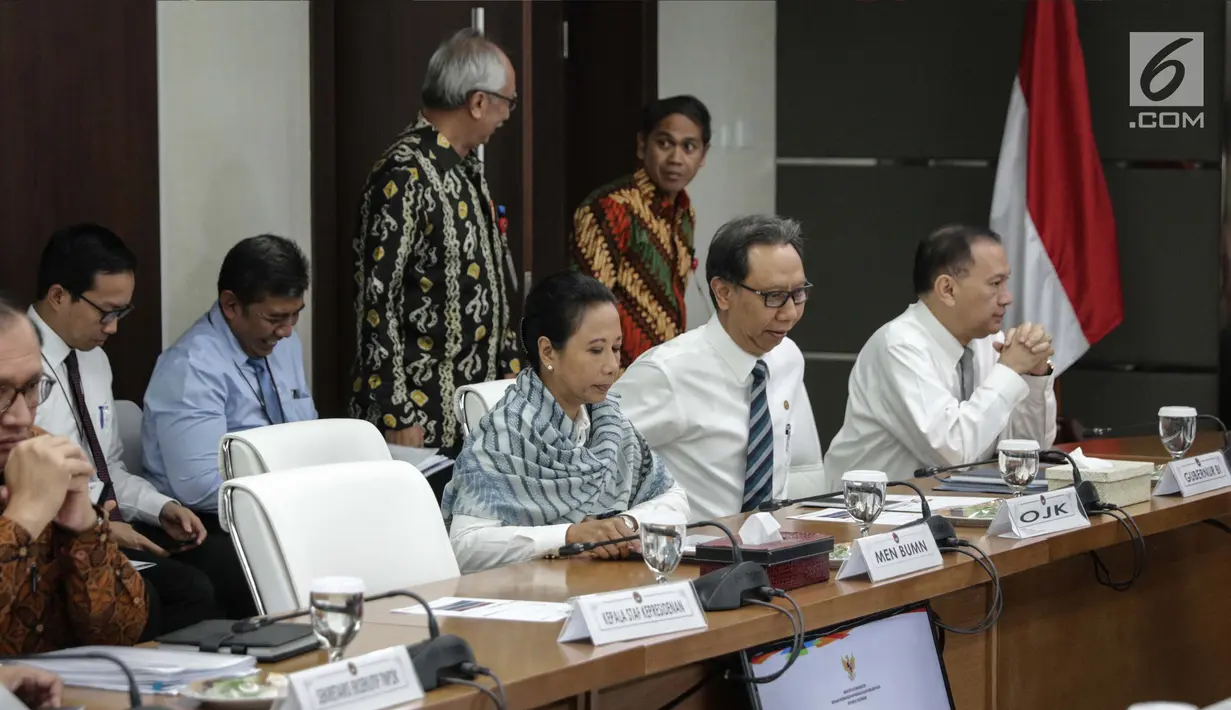 Menteri BUMN Rini Soemarno hadir saat mengikuti Rakor Tingkat Menteri di Kantor Kemenko PMK, Jakarta, Rabu (6/11). Rakor tersebut membahas tentang Evaluasi Pelaksanaan Program Rastra dan BPNT tahun 2017. (Liputan6.com/Faizal Fanani)