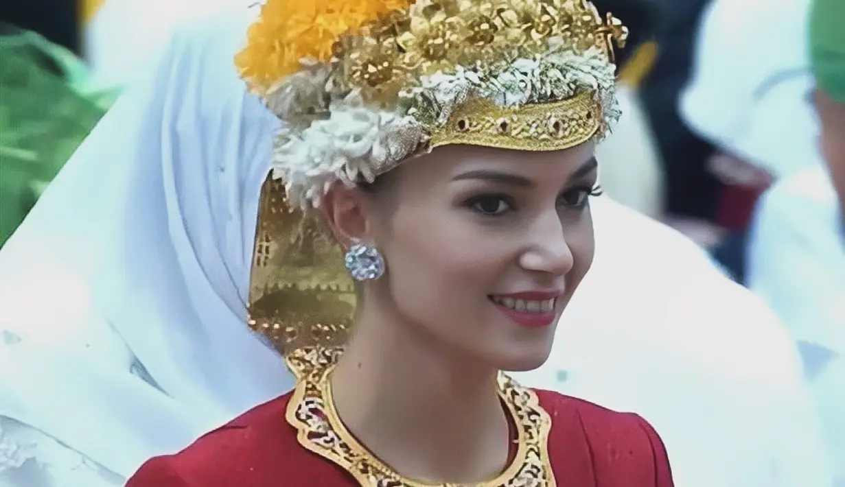 Berbeda lagi dengan penampilan Yang Mulia Dayang Anisha Rosnah binti Adam di prosesi Majlis Istiadat Berbedak. Ia mengenakan baju pengantin adat Sepangadak berwarna merah. [Foto: Instagram/d.anisharosnah]