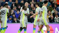 Selebrasi pemain Manchester City usai gol Jeremy Doku ke gawang Everton di Liga Inggris, 5 Mei 2026. (AP Photo/Dave Thompson)
