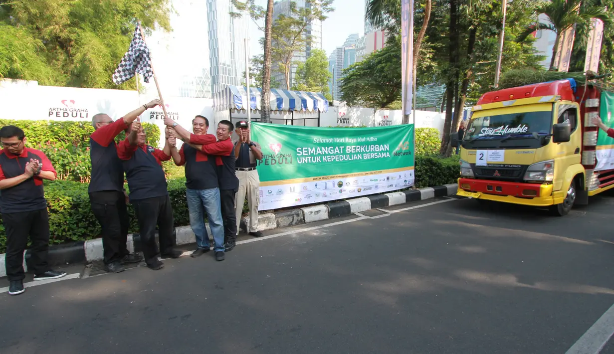 Ketua Umum Artha Graha Peduli (AGP) Heka Hertanto, Ketua Panitia Idul Adha AGP Panji Parmadi Aji, Senior AGP Ronny Bratawijaya, Senior AGP Teuku Ashikin Husein, Direktur BAGI Indra S. Budianto melepas distribusi hewan kurban AGP di kawasan SCBD, Jakarta, Sabtu (10/8/2019). (Liputan6.com/HO/Rizky)