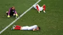 Pemain timnas Inggris Joe Hart, Dele Alli dan Gary Cahill tertunduk lesu di lapangan usai Inggris menderita kekalahan 1-2 dari Islandia pada babak 16 besar Euro 2016 yang digelar di Stadion Stade de Nice, Prancis, Selasa (28/6). (REUTERS/Yves Herman)