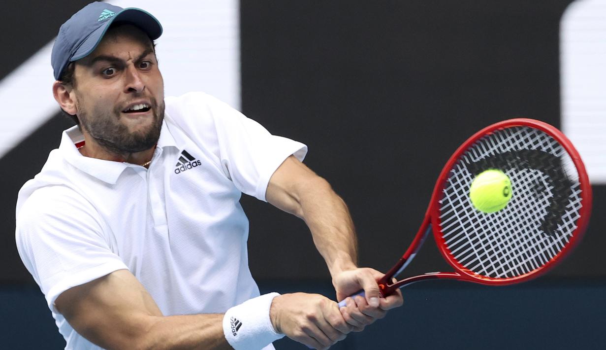 Dua minggu lalu, Karatsev membela tim Rusia bersama Daniil Medvedev, Andrey Rublev dan kapten bermain Evgeny Donskoy dalam turnamen beregu Piala ATP dan keluar sebagai juara. (Foto: AP/Hamish Blair)