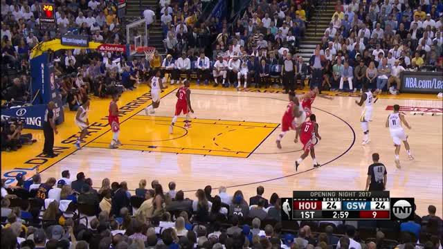 Berita video aksi pemain Golden State Warriors, Draymond Green, saat menghadapi Houston Rockets pada Rabu (18/10/2017) pagi hari WIB.