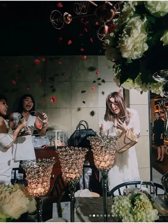 Bahkan ada juga yang salah fokus. Nia dikira boneka. "Cantik kebangetan kaya barbie," tulis rf.amma. "cantik nyaaaa nia sumpah kirain barbie," tulis hilya04. (Instagram/ramadhaniabakrie)