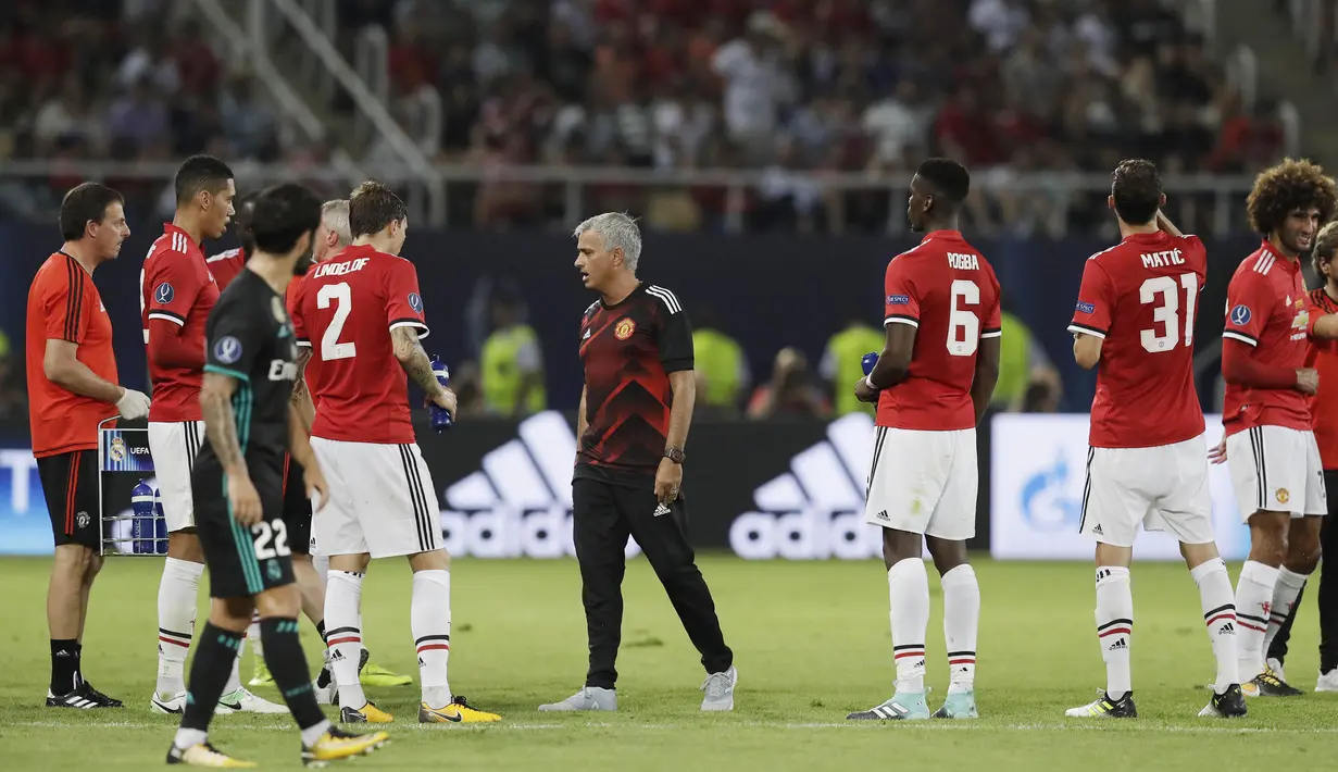 Pelatih Manchester United, Jose Mourinho, berbincang dengan anak asuhnya saat melawan Real Madrid pada laga Piala Super Eropa di Stadion Philip II, Skopje, Selasa (8/8/2017). Manchester United takluk 1-2 dari Real Madrid. (AP/Thanassis Stavrakis)