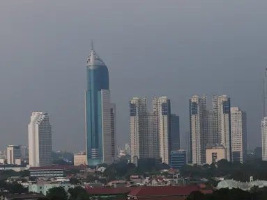 Suasana gedung bertingkat di kawasan Jakarta, Jumat (17/6/2022). Jakarta meneruskan posisinya di jajaran atas kota berkualitas udara buruk di dunia hari ini, Jumat 17 Juni 2022, setelah kemarin mencatat hal serupa. (Liputan6.com/Angga Yuniar)