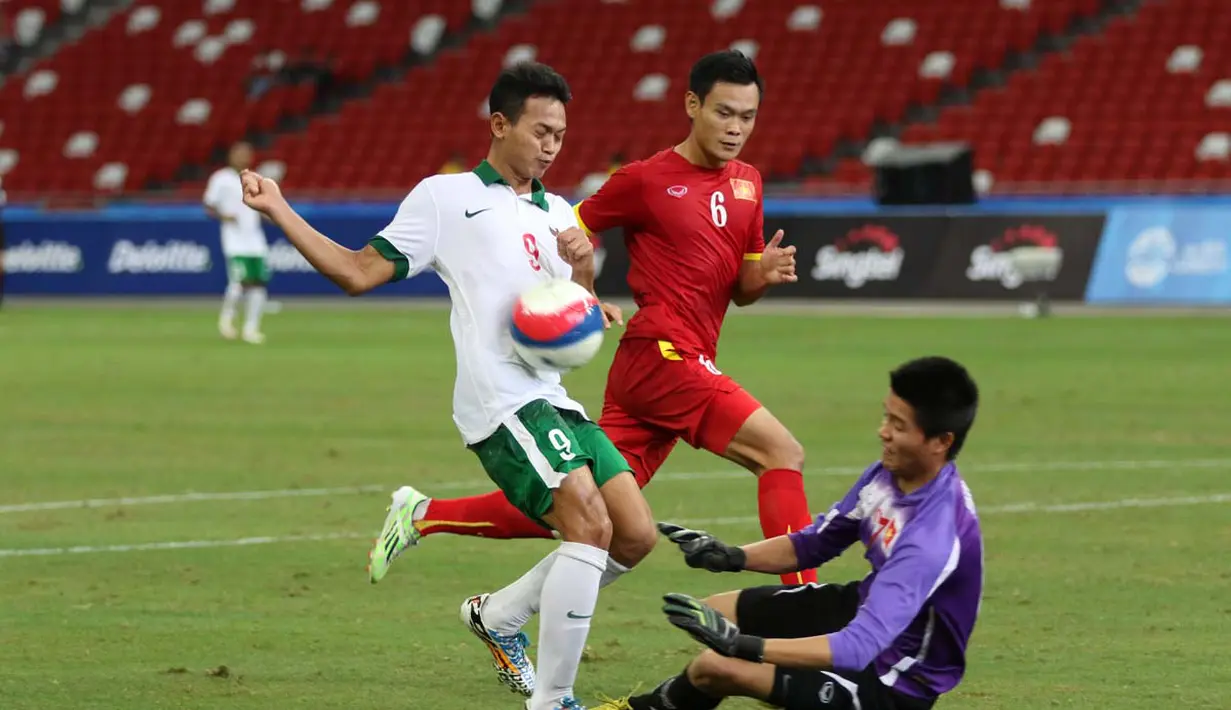 Usaha Muchlis Hadi Ning Syaifulloh selalu kandas oleh pemain Vietnam U-23. (Bola.com/Arief Bagus)