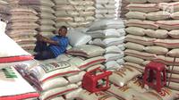 Pekerja beristirahat di Pasar Induk Beras Cipinang, Jakarta, Senin (15/1). Wagub Sandiaga Uno mengatakan Pemprov DKI akan selalu membeli beras Sulawesi dan Banten karena lebih memprioritaskan beras dari petani. (Liputan6.com/Immanuel Antonius)