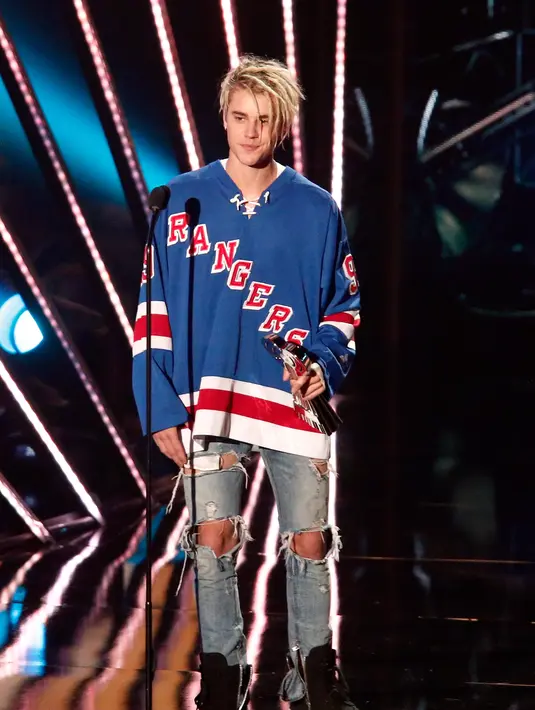 Pada awalnya Justin Bieber diam-diam pergi ke sebuah tempat tato terkenal di New York, namun sayangnya paparazi mengikuti langkah jejak langkah Justin. (AFP/Bintang.com)