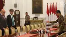Presiden Joko Widodo (kanan) saat menerima Menteri Ekonomi dan Energi Republik Federal Jerman Peter Altmaier di Istana Merdeka, Jakarta, Kamis (1/10). Pertemuan tersebut untuk mempererat hubungan bilateral kedua negara. (Liputan6.com/Angga Yuniar)