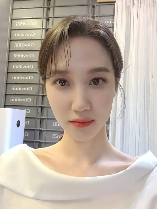 Pemeran Woo Young Woo ini kian memiliki banyak penggemar setelah suksesnya drama Extraordinary Attorney Woo. Penggemar baru Park Eun-bin bakal pangling melihat gaya penampilannya. Terbiasa berponi di drama tersebut, Park Eun-bin dengan gaya rambut memperlihatkan dahi ini juga terlihat cantik memesona. (Liputan6.com/IG/@eunbining0904)