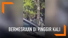 Siapa sangka, saat sedang asik-asiknya bermesraan pasangan ini justru mengalami kejadian tak terduga. Secara tak sengaja keduanya kehilangan keseimbangan dan jatuh ke kali.