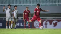 Momen pemain Timnas Indonesia U-17, Nabil Asyura ketika mengeksekusi penalti di laga melawan Guam U-17 di Grup B Kualifikasi Piala Asia U-17 2023 yang berlangsung pada Senin (3/10/2022) di Stadion Pakansari, Bogor, Jawa Barat. (Bola.com/Bagaskara Lazuardi)