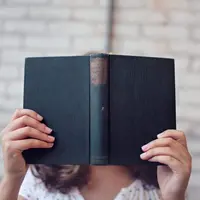 ilustrasi membaca buku/Leah Kelley/pexels