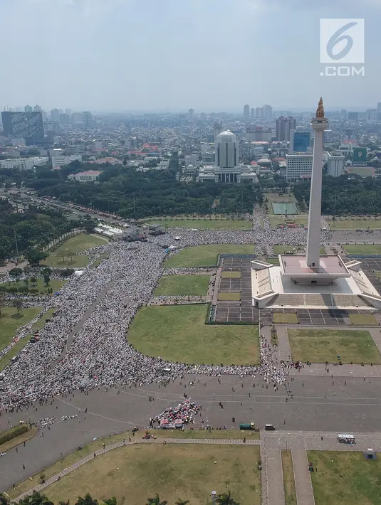 Foto aerial umat muslim melaksanakan salat Jumat saat Aksi Bela Palestina di Kawasan Monas, Jakarta, Jumat (11/5). Aksi ini bertajuk Indonesia Bebaskan Al-Quds. (Liputan6.com/Arya Manggala)