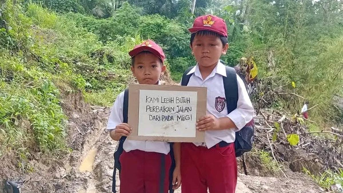 Fakta Viral Foto Murid SD di Jalan Berlumpur: Kami Butuh Perbaikan Jalan daripada MBG