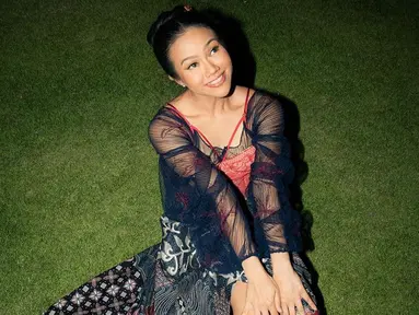 Melalui akun Instagram, Yura Yunita memang kerap mengunggah momen saat manggung. Dirinya juga sering tampil dalam berbagai model kebaya serta kain batik. (Liputan6.com/IG/@yurayunita)