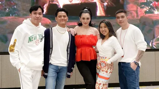 Momen Acara Natal Celine Evangelista, Dihadiri Stevan Pasaribu dan Marshel Widianto