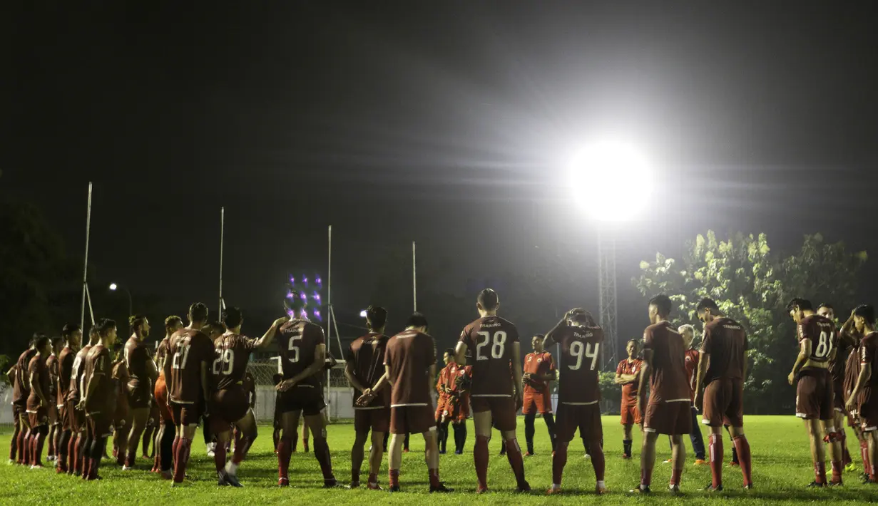 Para pemain Persija Jakarta saat latihan di Lapangan Sutasoma Halim, Jakarta, Jumat (10/5). Latihan ini merupakan persiapan jelang laga Liga 1 Indonesia 2019. (Bola.com/Yoppy Renato)