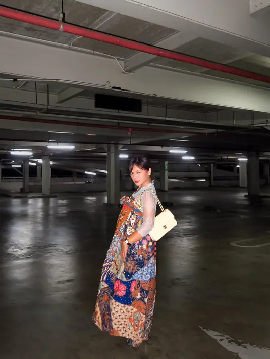 Gaya Amel ini bisa jadi inspirasi untuk kamu yang ingin tampil beda dengan kain tradisional.  [@amelcarla].