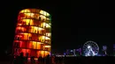 Instalasi cahaya 'Spectra' selama peryaaan Festival Musik dan Seni Coachella di Indio, California, Amerika Serikat, Minggu (15/4). (Rich Fury/Getty Images for Coachella/AFP)