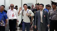 Pebalap Nasional, Rio Haryanto saat tiba di Bandara Soekarno-Hatta, Cengkareng, Tangerang, Rabu (2/11/2015). (Bola.com/Nicklas Hanoatubun)