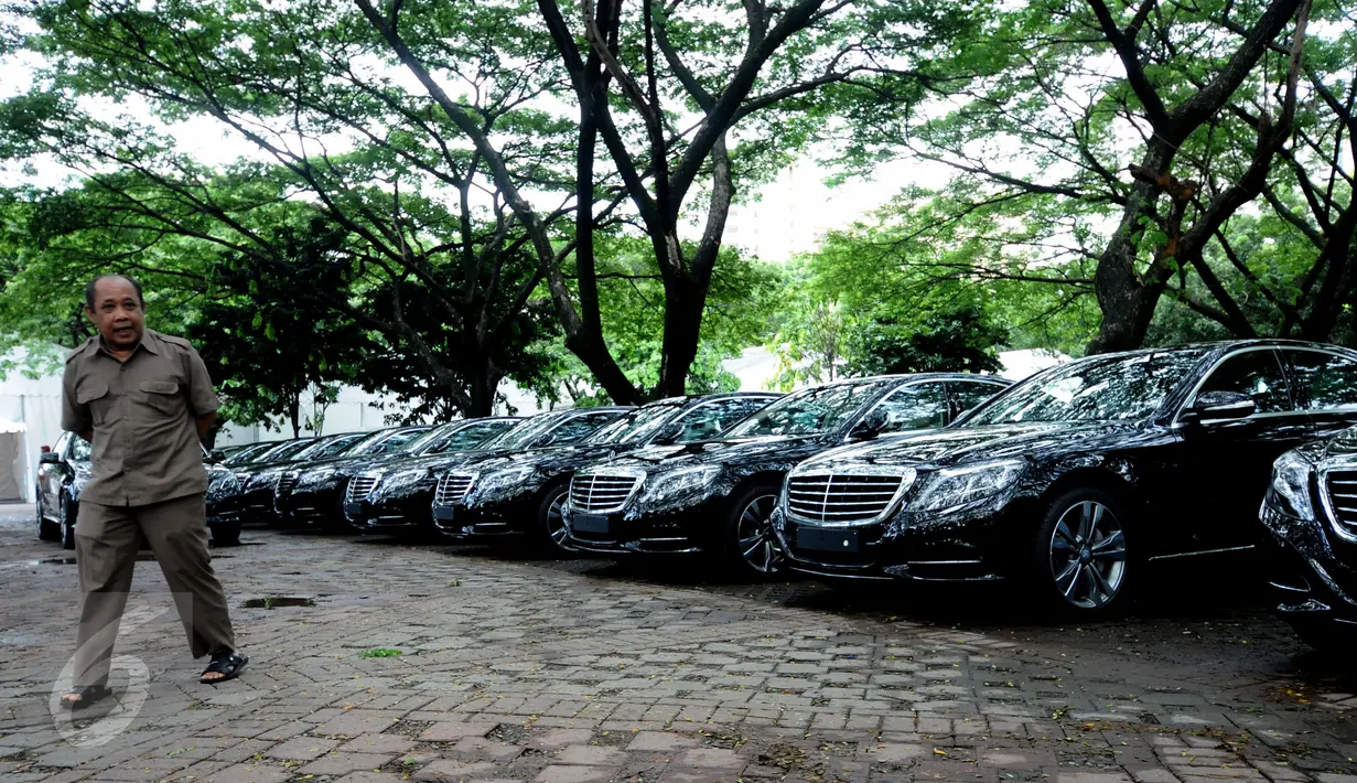 Petugas melihat kondisi Mercedes Benz di Parkir Timur Senayan Jakarta, Selasa (1/3/2016). 35 unit Mercedes Benz type E250 dan 21 unit BMW seri 520d disiapkan sebagai kendaraan delegasi KTT Luar Biasa OKI, 6-7 Maret. (Liputan6.com/Helmi Fithriansyah)