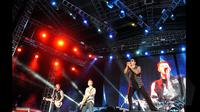 Avenged Sevenfold, Band Rock asal Huntington Beach saat konser bertajuk "Avenged Sevenfold Asia Tour 2015 Live in Jakarta" di Parkir Timur Senayan, Jakarta, (18/1/2015). (Liputan6.com/Panji Diksana)