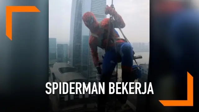Demam Avengers dirasakan hingga saat ini di berbagai belahan dunia termasuk China. Buktinya salah seorang petugas menggunakan kostum Spiderman saat bekerja membersihkan jendela gedung.