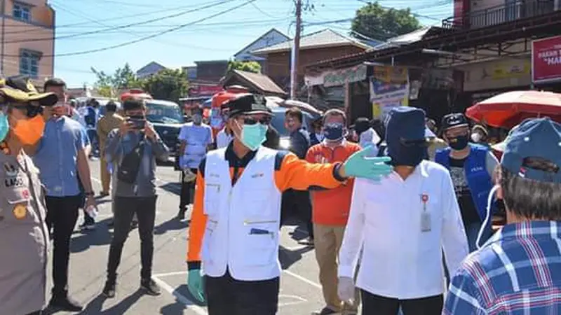 Wali Kota Manado GS Vicky Lumentut saat memantau kondisi Pasar Pinasugkulan Karombasan, Manado.