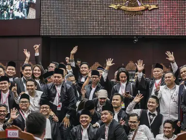 Tim Hukum Jokowi-Ma'ruf Amin foto bersama usai putusan MK di Gedung MK, Jakarta, Kamis (27/6/2019). MK menolak seluruh gugatan hasil Pilpres 2019 yang diajukan Prabowo Subianto-Sandiaga Uno yang disepakati sembilan hakim konstitusi tanpa dissenting opinion. (Liputan6.com/Faizal Fanani)