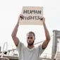 Ilustrasi HAM/ Hak Asasi Manusia (Photo by Lara Jameson: https://www.pexels.com/photo/man-in-a-gray-shirt-holding-a-human-rights-sign-8898590/)