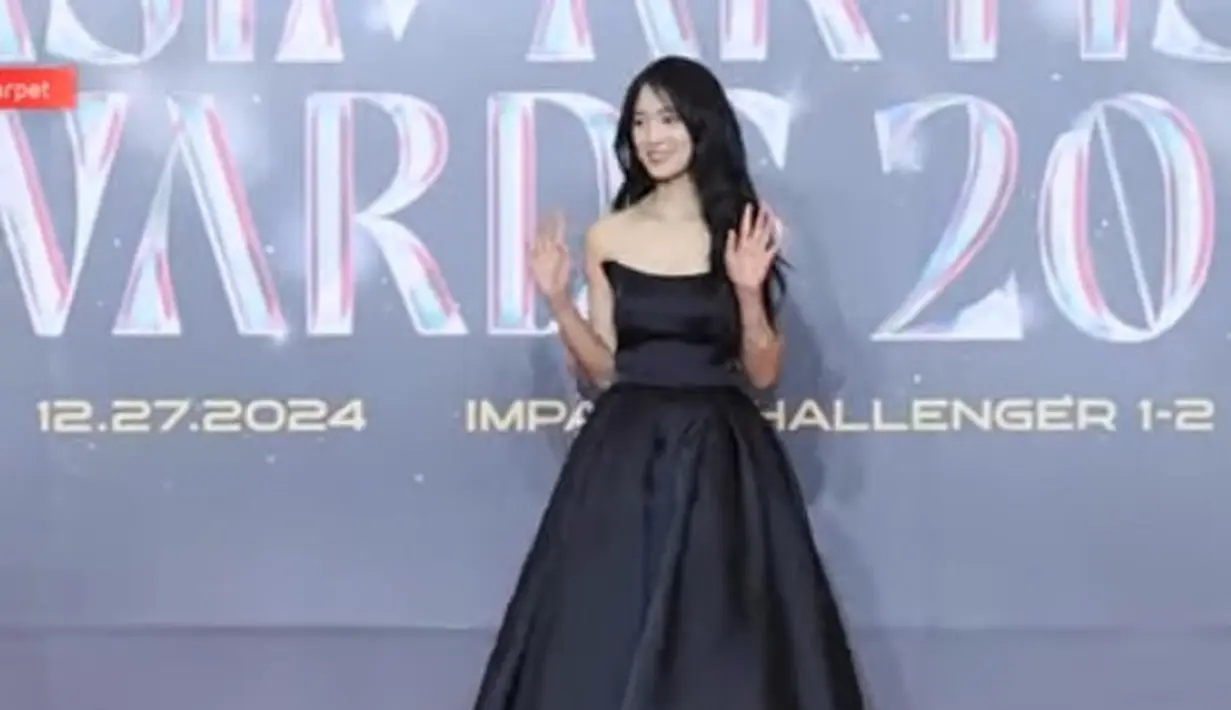 Ball gown tersebut dipadukan heels silver. Rambut panjang hitamnya dibiarkan terurai indah. [YouTube]