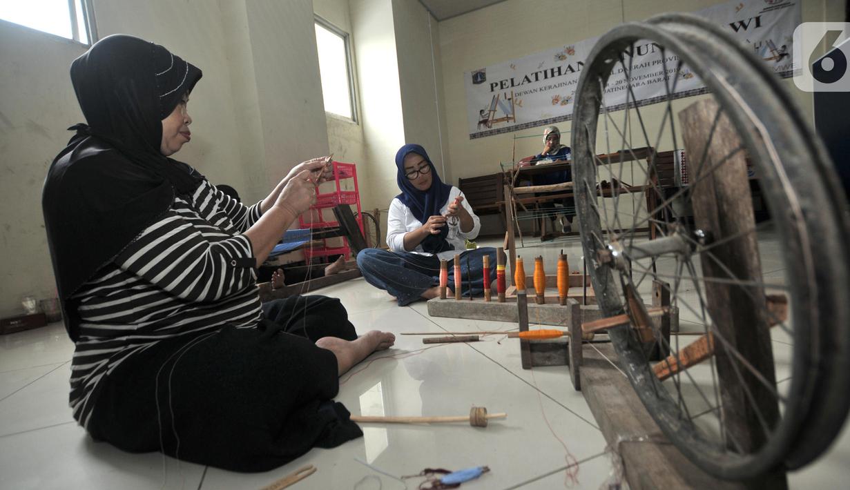Warga menyelesaikan pembuatan tenun saat Pelatihan Tenun Betawi di Rusun Jatinegara Barat, Jakarta, Rabu (6/11/2019). Dewan Kerajinan Nasional Daerah (Dekranasda) DKI Jakarta berharap pelatihan Tenun Betawi ini bisa meningkatkan pemberdayaan ekonomi warga secara mandiri. (merdeka.com/Iqbal Nugroho)