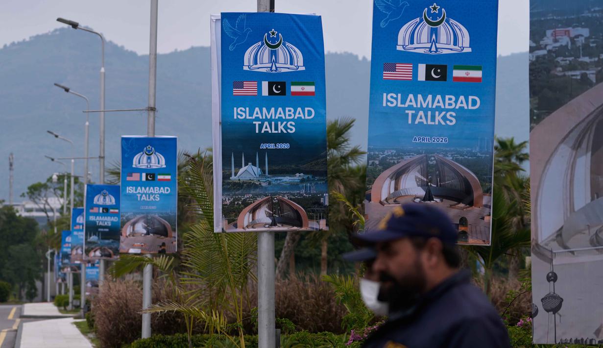 Sementara, delegasi Iran dipimpin oleh Ketua Parlemen Mohammad Bagher Ghalibaf dan Menteri Luar Negeri Abbas Araghchi. Tampak dalam foto, personel keamanan berdiri di samping papan pengumuman terkait negosiasi Amerika Serikat dan Iran, di luar pusat fasilitasi media di Islamabad, Pakistan, Sabtu, 11 April 2026. (AP Photo/Anjum Naveed)