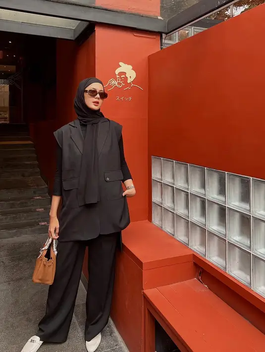Blazer tidak hanya menambah kesan profesional, tetapi juga merefleksikan kepribadian Paula yang dinamis dan serba bisa.  [@paula_verhoeven].