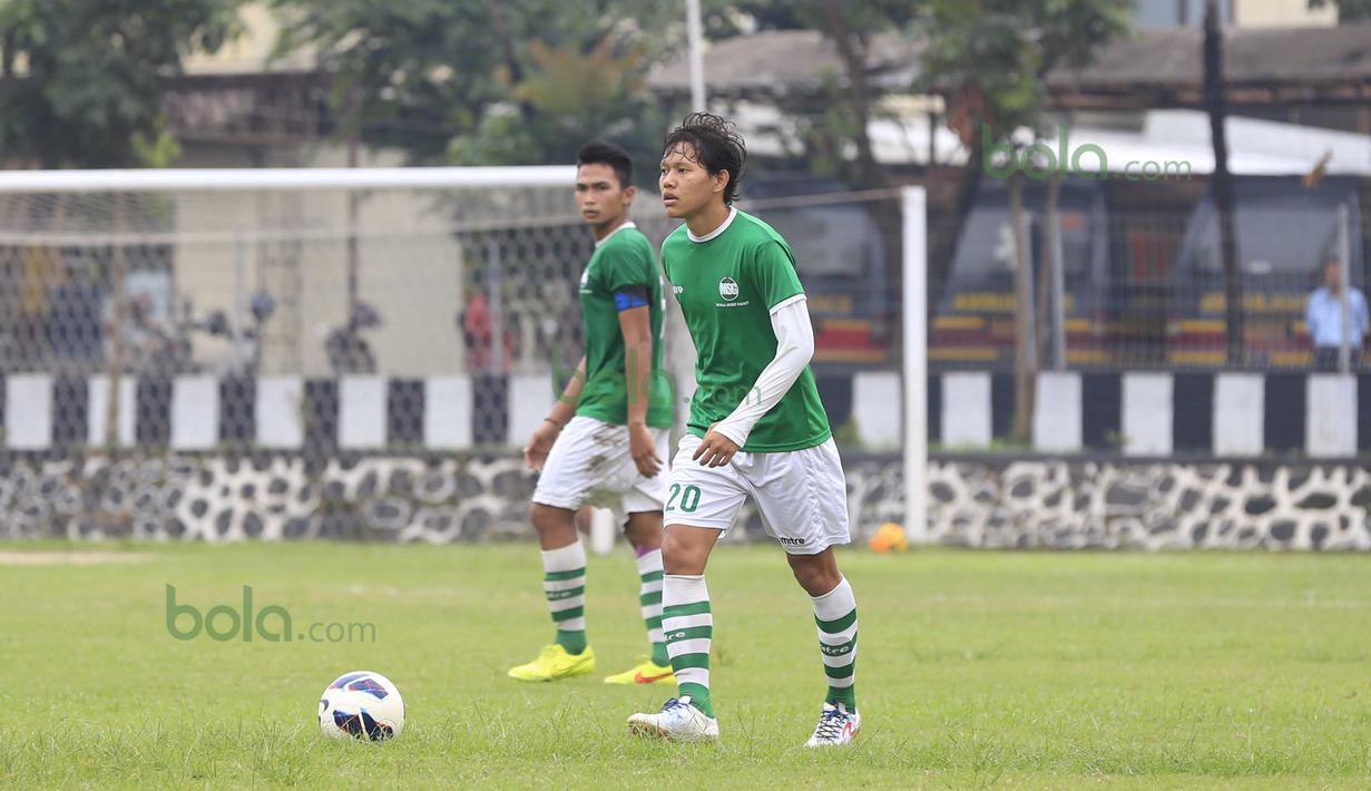 Pemain MSG, Adam Alis, saat melawan  PS Polri pada laga uji coba di lapangan Mako Brimob, Kelapa Dua, Depok, Rabu (24/2/2016). (Bola.com/Nicklas Hanoatubun)