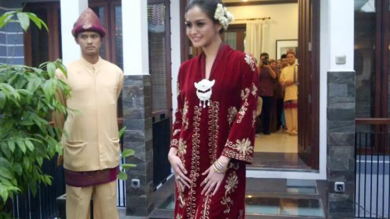 Top 5 Lifestyle: Gaun Merah Revalina S Temat Bikin Penasaran